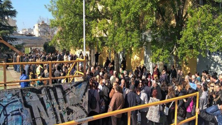 Στις ουρές για λίγα τρόφιμα στη Θεσσαλονίκη – ΦΩΤΟ