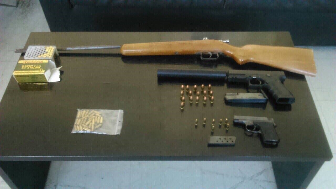Αυτά είναι τα όπλα που βρέθηκαν στο τζαμί και στο σπίτι του ιμάμη στην Ξάνθη – ΤΩΡΑ – ΦΩΤΟ