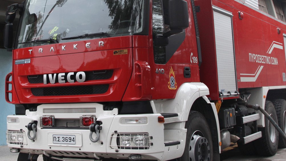 Φορτηγό τυλίχτηκε στις φλόγες εν κινήσει