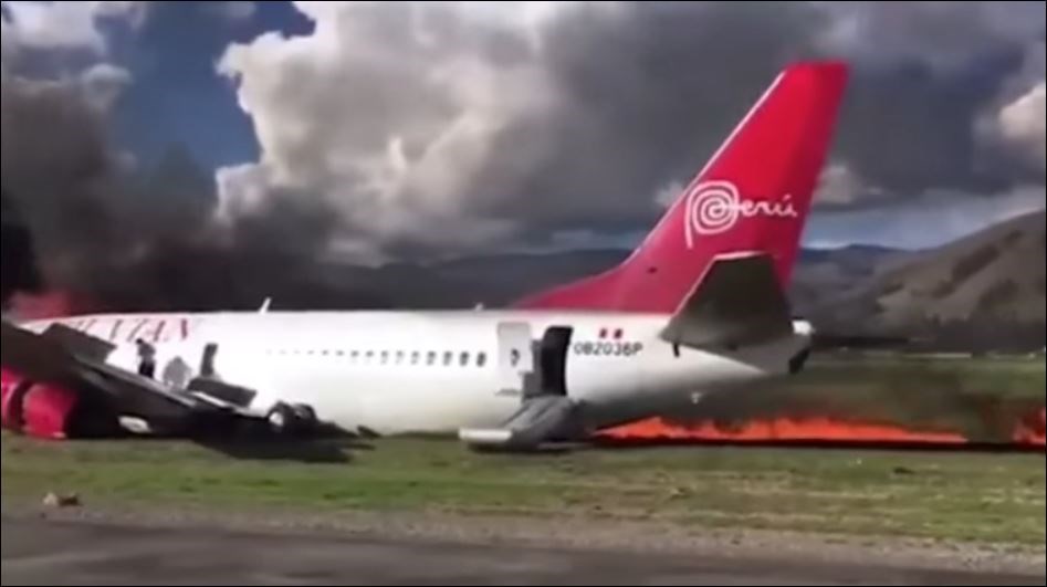 Τρόμος σε αεροσκάφος που έπιασε φωτιά κατά τη διάρκεια αναγκαστικής προσγείωσης – ΒΙΝΤΕΟ