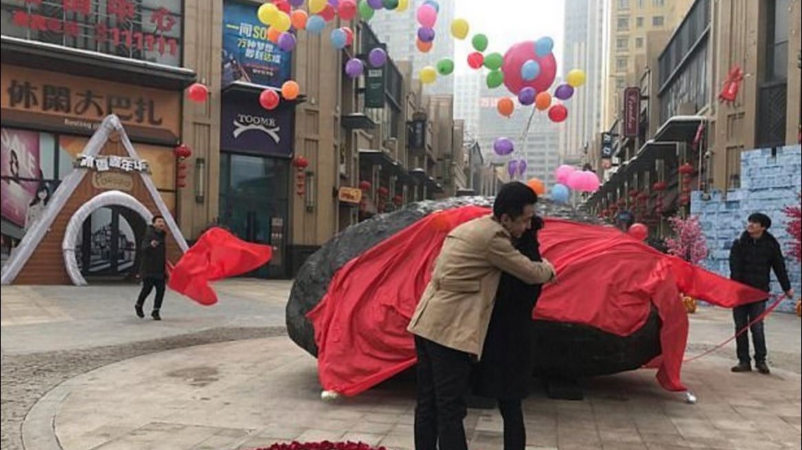 Πρόταση γάμου.. με μετεωρίτη – ΒΙΝΤΕΟ