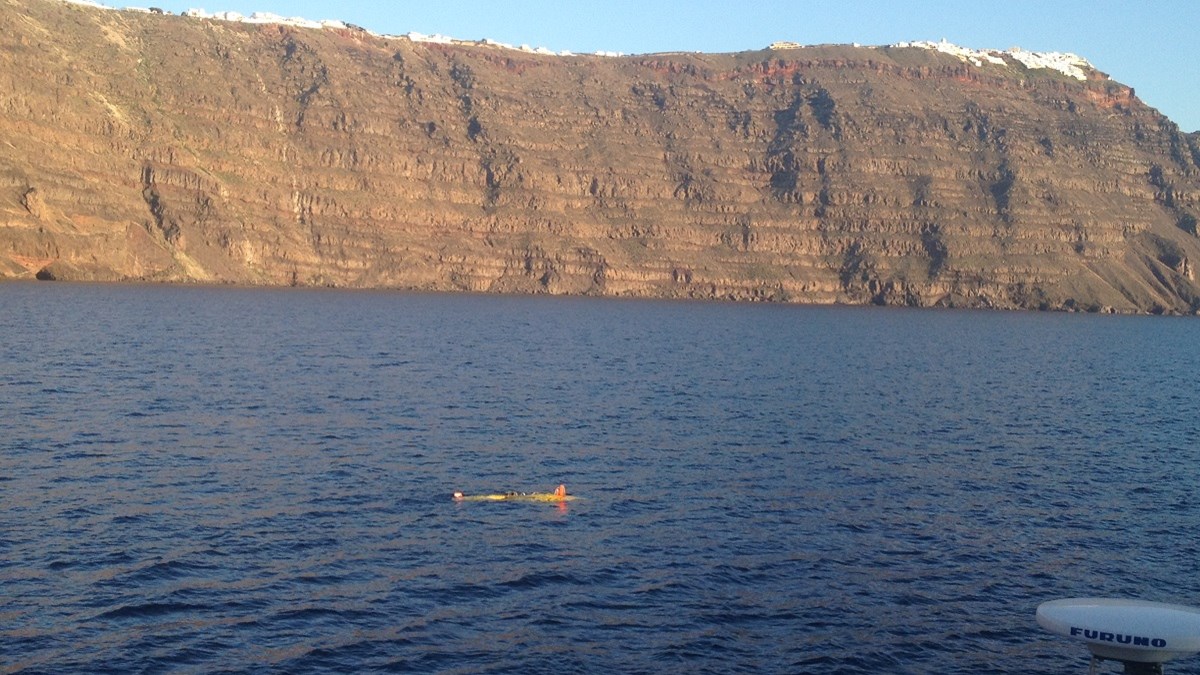 Γερμανοί και Έλληνες επιστήμονες μελετούν τα υποθαλάσσια ηφαίστεια της Σαντορίνης