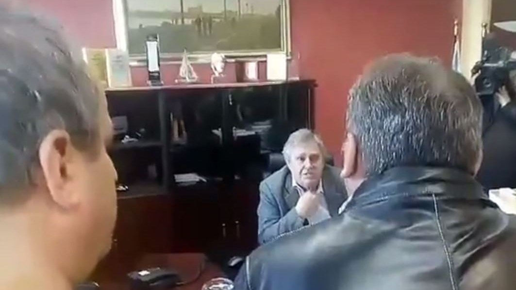 Εργαζόμενοι κατέλαβαν το κτίριο διοίκησης του ΟΛΘ – Ένταση μεταξύ εργαζομένων και του προέδρου – ΒΙΝΤΕΟ