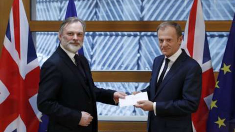 Ξεκίνησε το Brexit – Παραδόθηκε στον Τουσκ η επιστολή της Μέι – ΦΩΤΟ