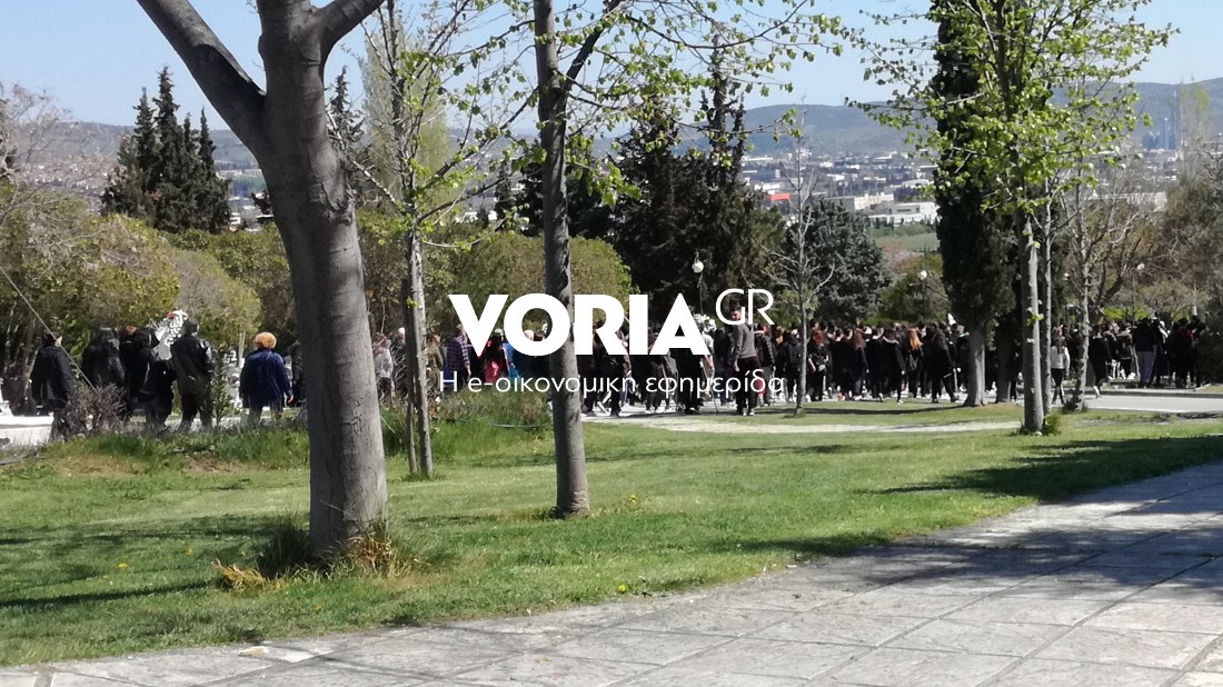 Θρήνος στην κηδεία των δύο μαθητών που έχασαν τη ζωή τους στην άσφαλτο – ΦΩΤΟ