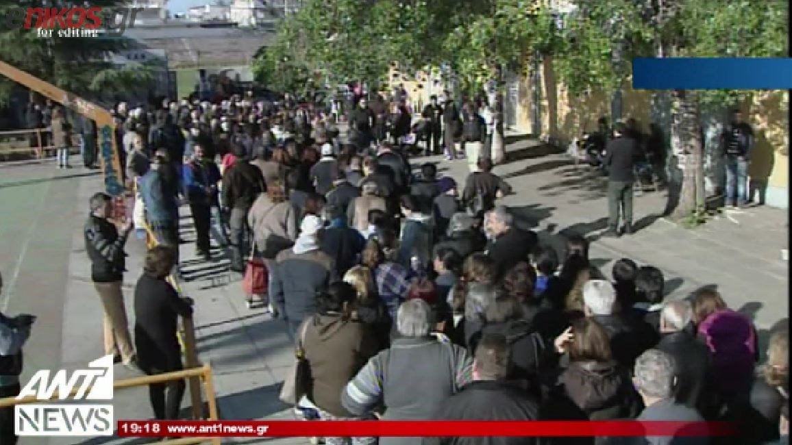 Ατελείωτες ουρές στη Θεσσαλονίκη για λίγα δωρεάν τρόφιμα – ΒΙΝΤΕΟ