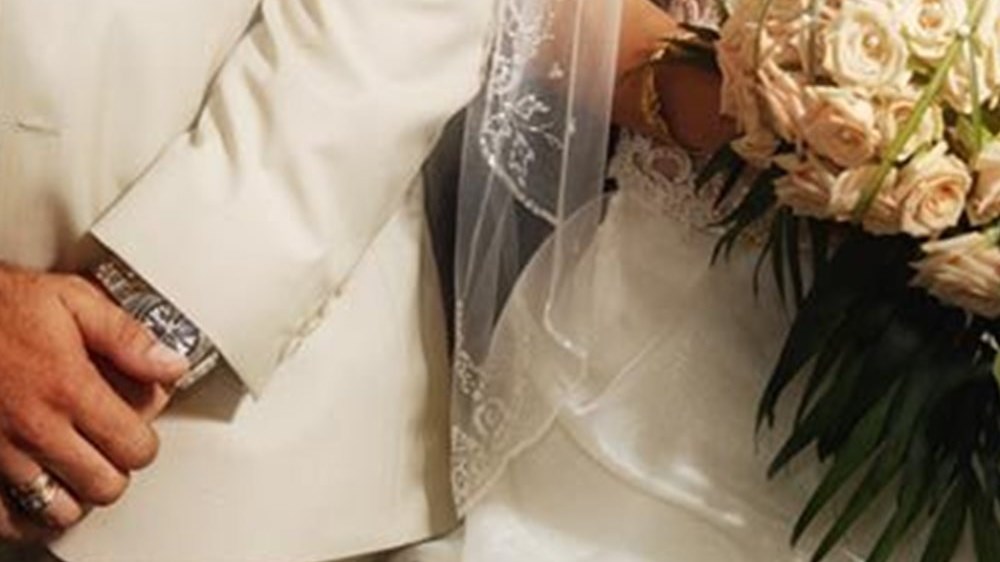 Συμβολαιογράφοι, δικηγόρος και αστυνομικός στο κύκλωμα ελληνοποιήσεων με “λευκούς” γάμους