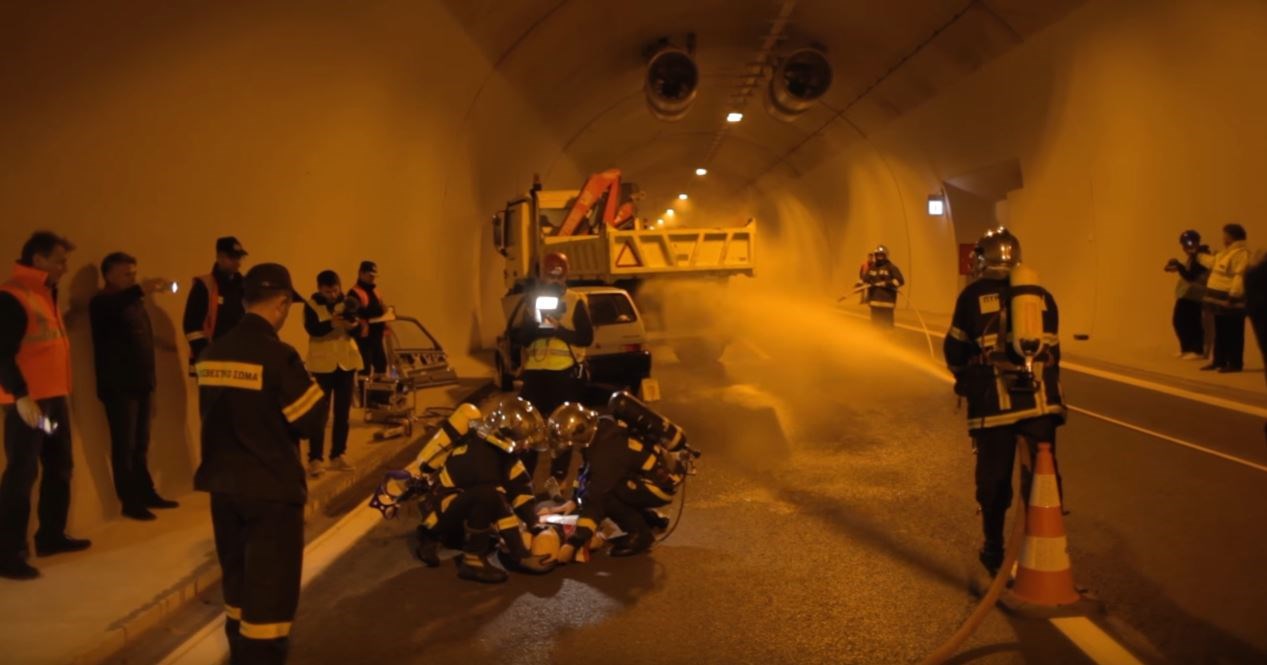 Εντυπωσιακή άσκηση ετοιμότητας μέσα σε σήραγγα της Ολυμπίας οδού – ΒΙΝΤΕΟ