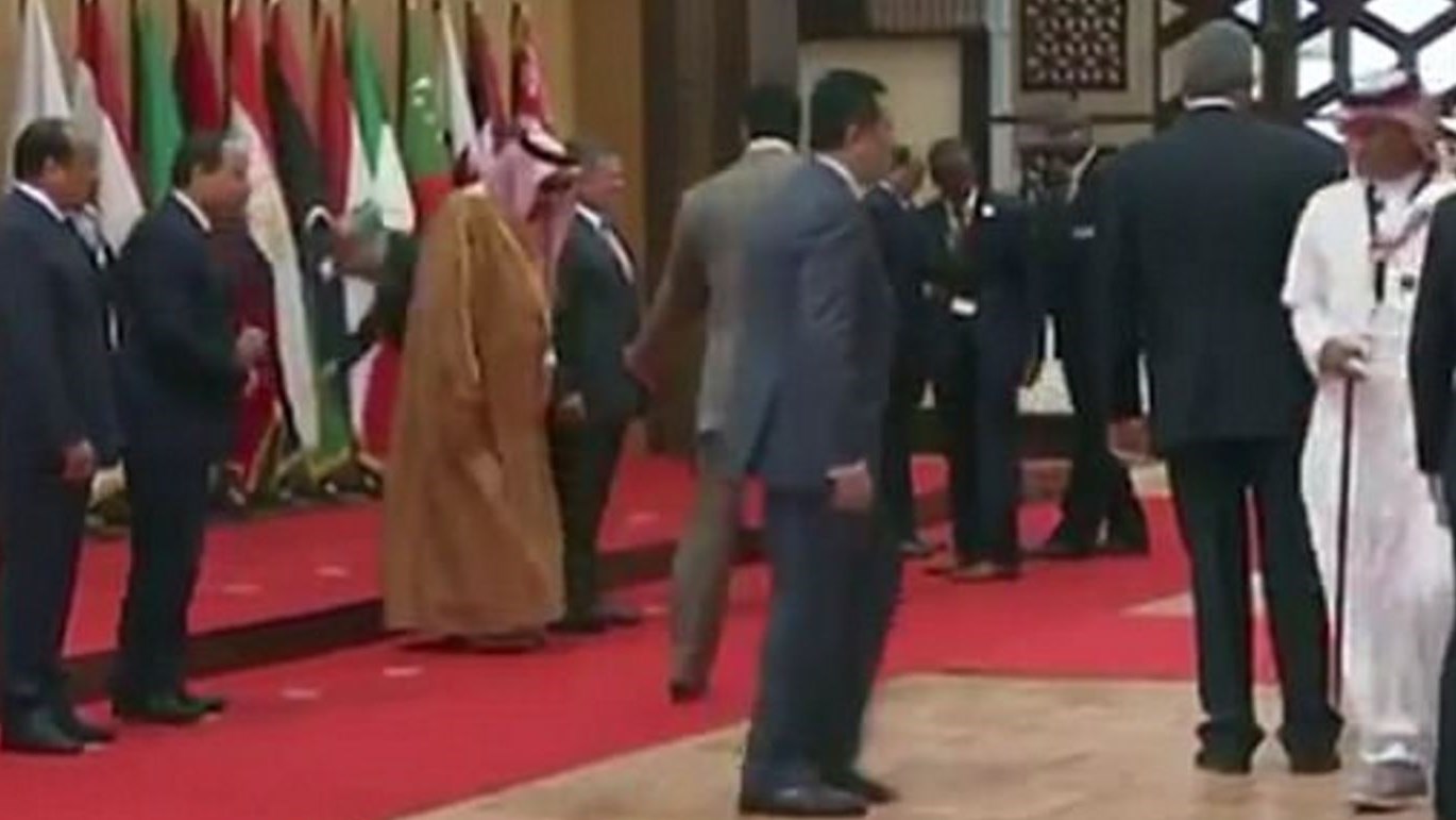 Η επική τούμπα του 82χρονου προέδρου του Λιβάνου – ΒΙΝΤΕΟ