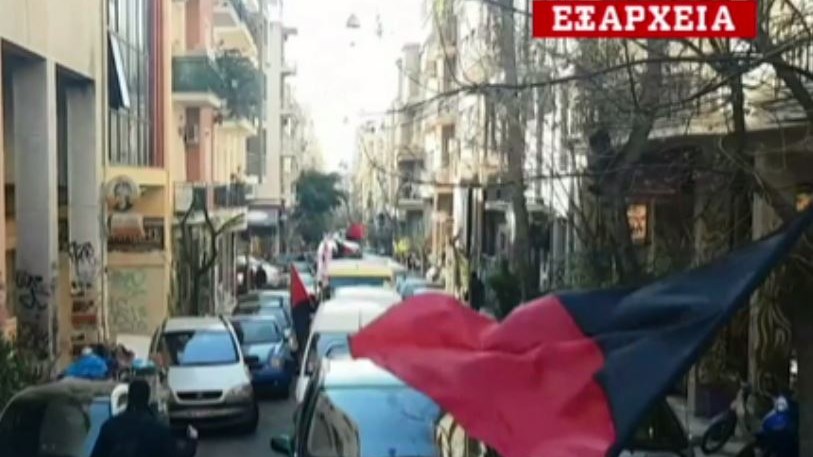 “Παρέλαση” αντιεξουσιαστών στα Εξάρχεια – ΒΙΝΤΕΟ