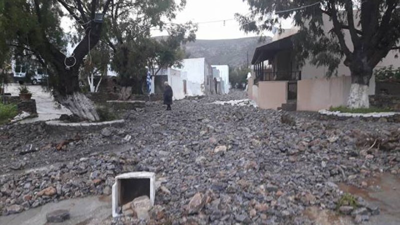 Σοβαρά προβλήματα από την ισχυρή βροχόπτωση στην Κάσο – ΦΩΤΟ