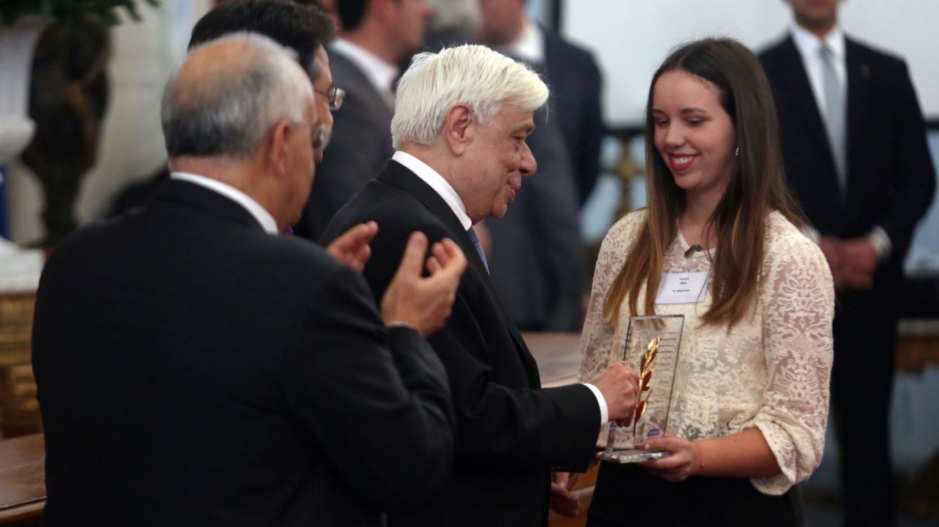 Τα βραβεία στους κορυφαίους μαθητές του έτους 2015-16 απένειμε ο Πρόεδρος της Δημοκρατίας – ΦΩΤΟ