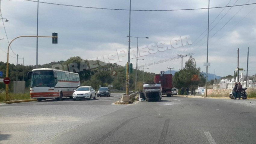 Αναποδογύρισε αυτοκίνητο στη Λεωφόρο Μαραθώνος – ΦΩΤΟ