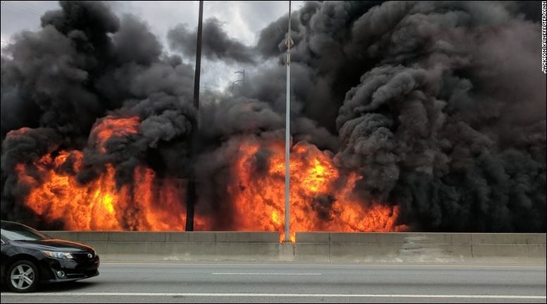 Συγκλονιστικές εικόνες από τη φωτιά σε γέφυρα που κατέρρευσε στην Ατλάντα  – ΒΙΝΤΕΟ