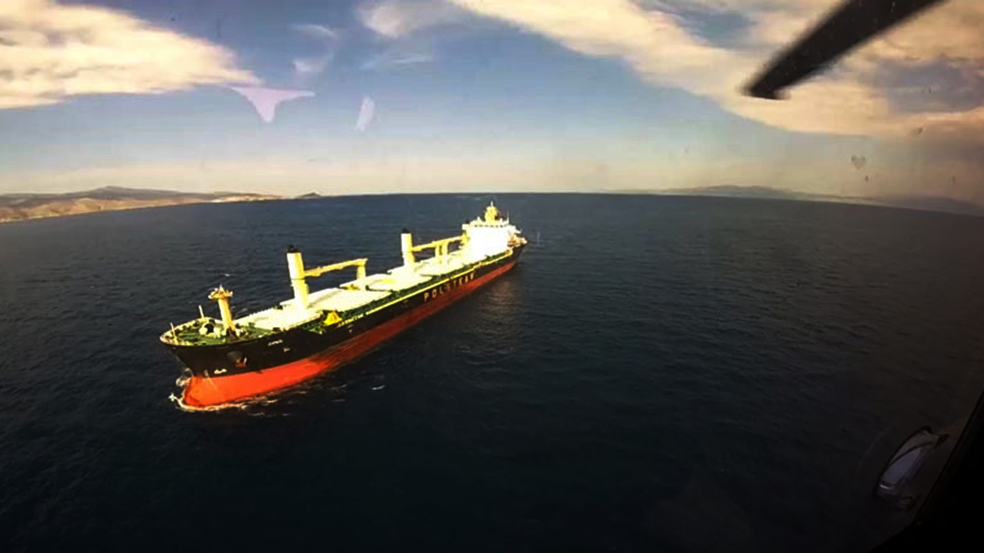 Καρέ – καρέ η εντυπωσιακή επιχείρηση μεταφοράς ασθενούς με ελικόπτερο από φορτηγό πλοίο – ΒΙΝΤΕΟ