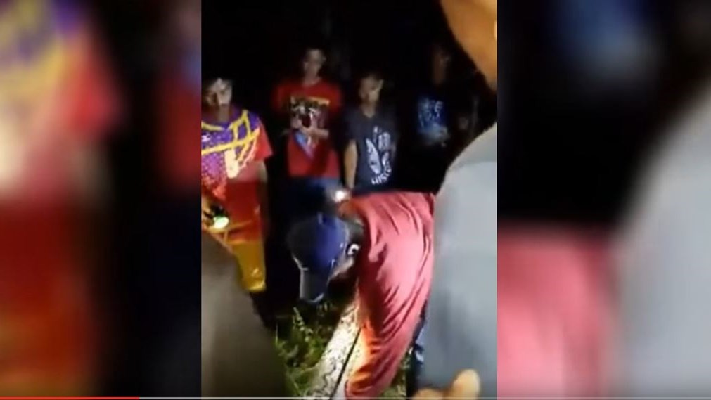 Σκληρές εικόνες – Η στιγμή που ανοίγουν τον πύθωνα που κατάπιε τον 25χρονο