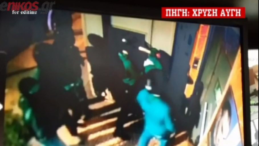 Καρέ-καρέ η επίθεση των κουκουλοφόρων στα γραφεία της Χρυσής Αυγής – ΒΙΝΤΕΟ