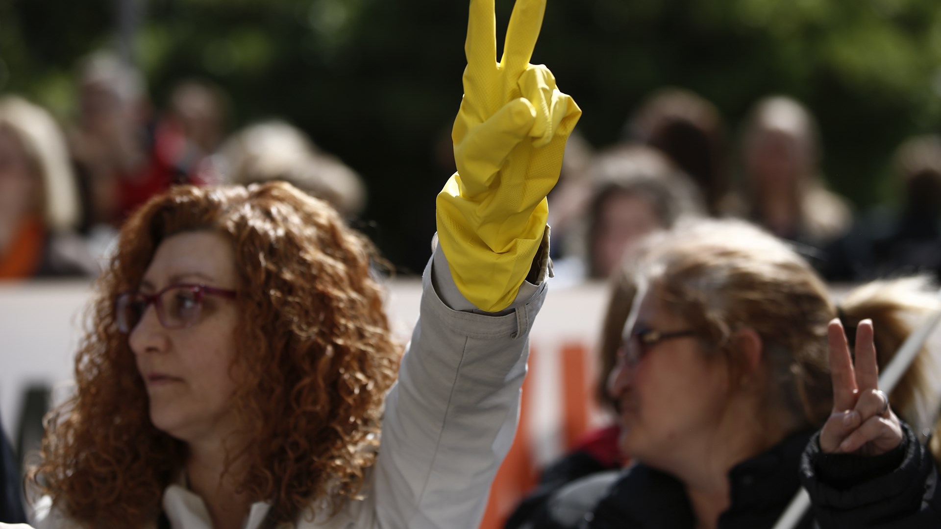 Συγκέντρωση διαμαρτυρίας στο υπουργείο Εσωτερικών από τις σχολικές καθαρίστριες – ΦΩΤΟ