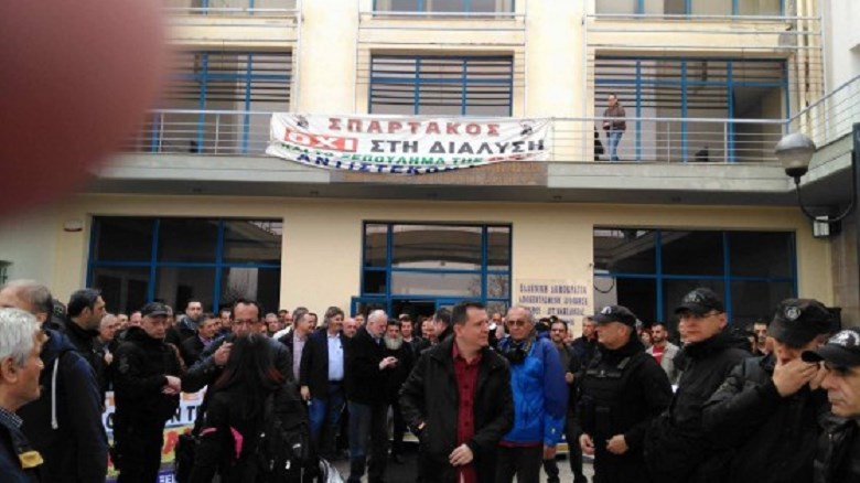 Εργαζόμενοι της ΔΕΗ ετοιμάζουν “θερμή” υποδοχή στον Σταθάκη – ΦΩΤΟ