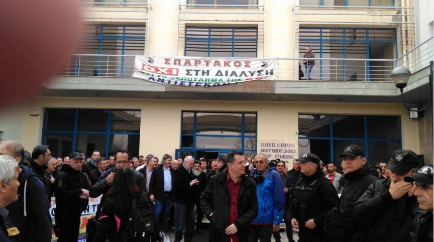 Εργαζόμενοι της ΔΕΗ αποδοκίμασαν τον Σταθάκη – ΒΙΝΤΕΟ