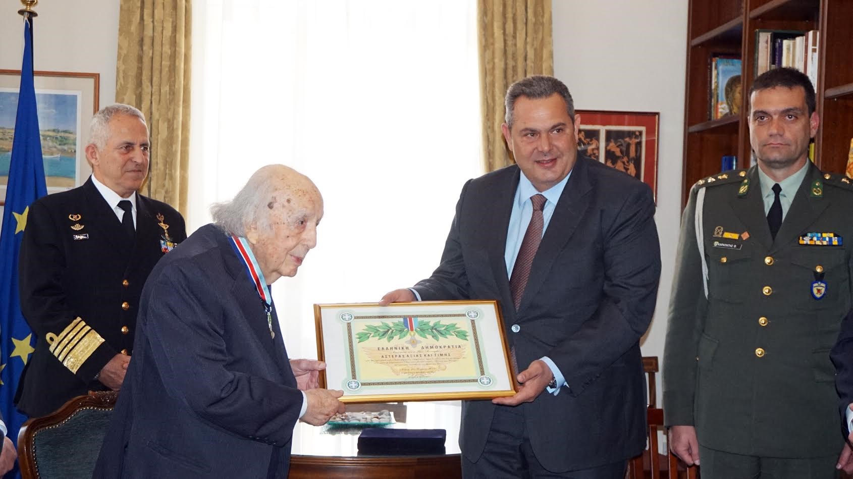 Απονομή Διαμνημόνευσης Αστέρα Αξίας και Τιμής από τον Πάνο Καμμένο στον Βάσο Λυσσαρίδη