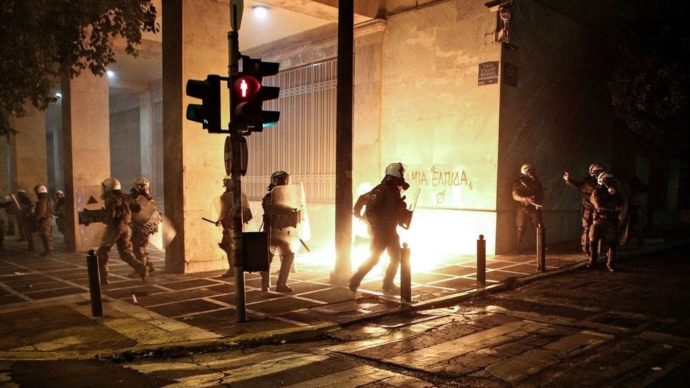 Μολότοφ σε διμοιρία των ΜΑΤ στη Χαριλάου Τρικούπη