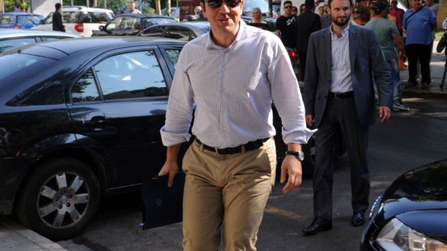 Στα γραφεία του ΣΥΡΙΖΑ ο Τσίπρας