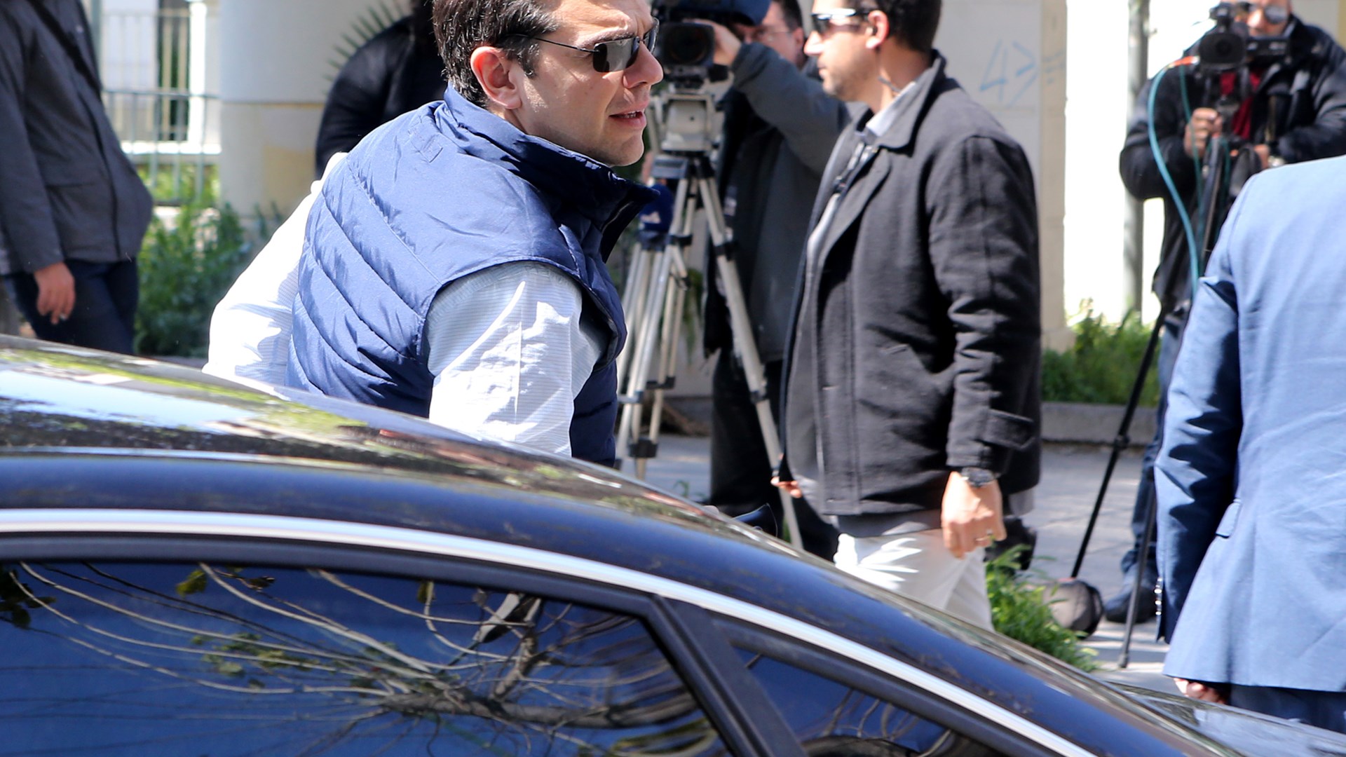 Με… ανοιξιάτικο λουκ ο Τσίπρας στην Κουμουνδούρου – ΦΩΤΟ