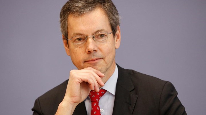 Σύμβουλος της Μέρκελ κουνάει το δάχτυλο στους δανειστές