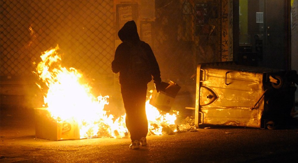 Επίθεση με μολότοφ κατά των ΜΑΤ στο Πολυτεχνείο