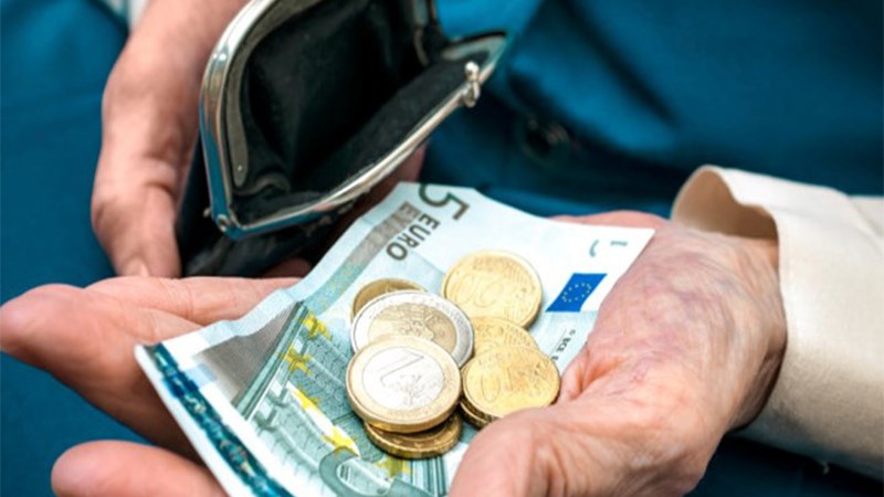 Μειώσεις-σοκ σε συντάξεις και αφορολόγητο απαιτεί η τρόικα