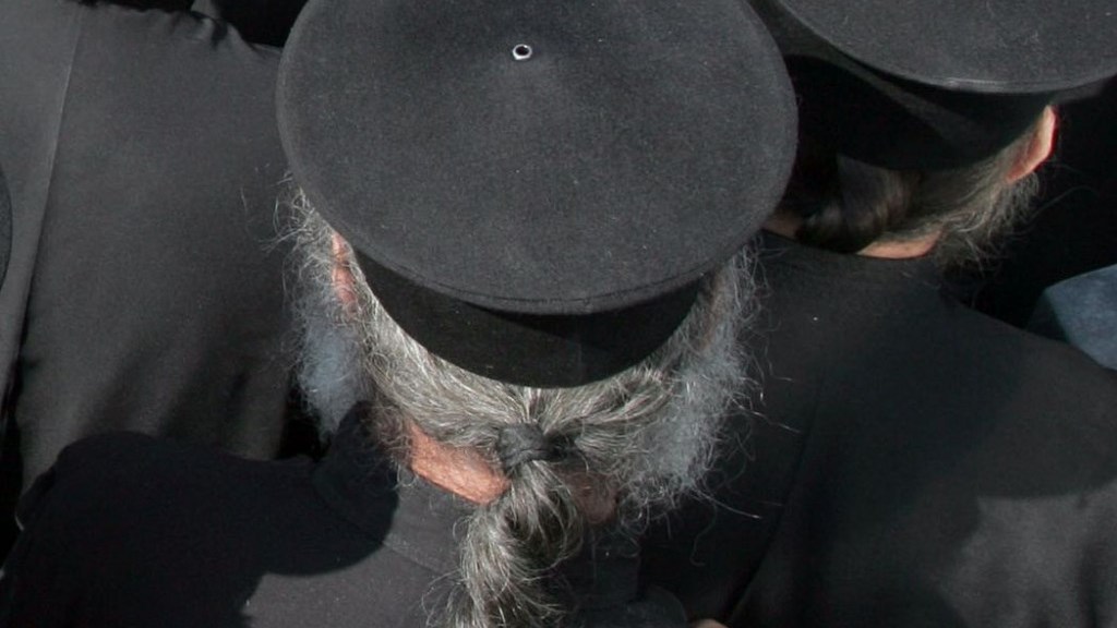 Ιερέας σκότωσε με κυνηγετικό όπλο δύο σκύλους και τους έθαψε