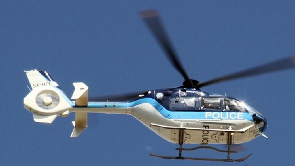 Ελικόπτερο της Αστυνομίας πάνω από το Παλαιό Φάληρο – ΤΩΡΑ