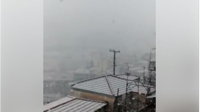 Χιονίζει στο Καρπενήσι – Δείτε το βίντεο που ανέβασε ο Μπακογιάννης