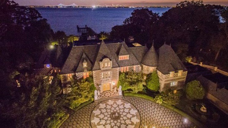 Στο “σφυρί” η έπαυλη του «Υπέροχου Γκάτσμπυ» – ΦΩΤΟ