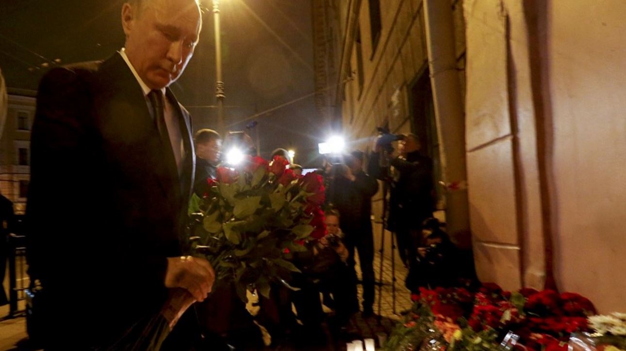 Αγία Πετρούπολη – Λουλούδια για τα θύματα από τον Πούτιν – ΦΩΤΟ
