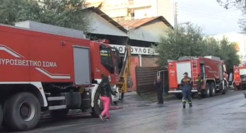 Υπό μερικό έλεγχο η φωτιά σε βιοτεχνία ξυλείας – ΒΙΝΤΕΟ