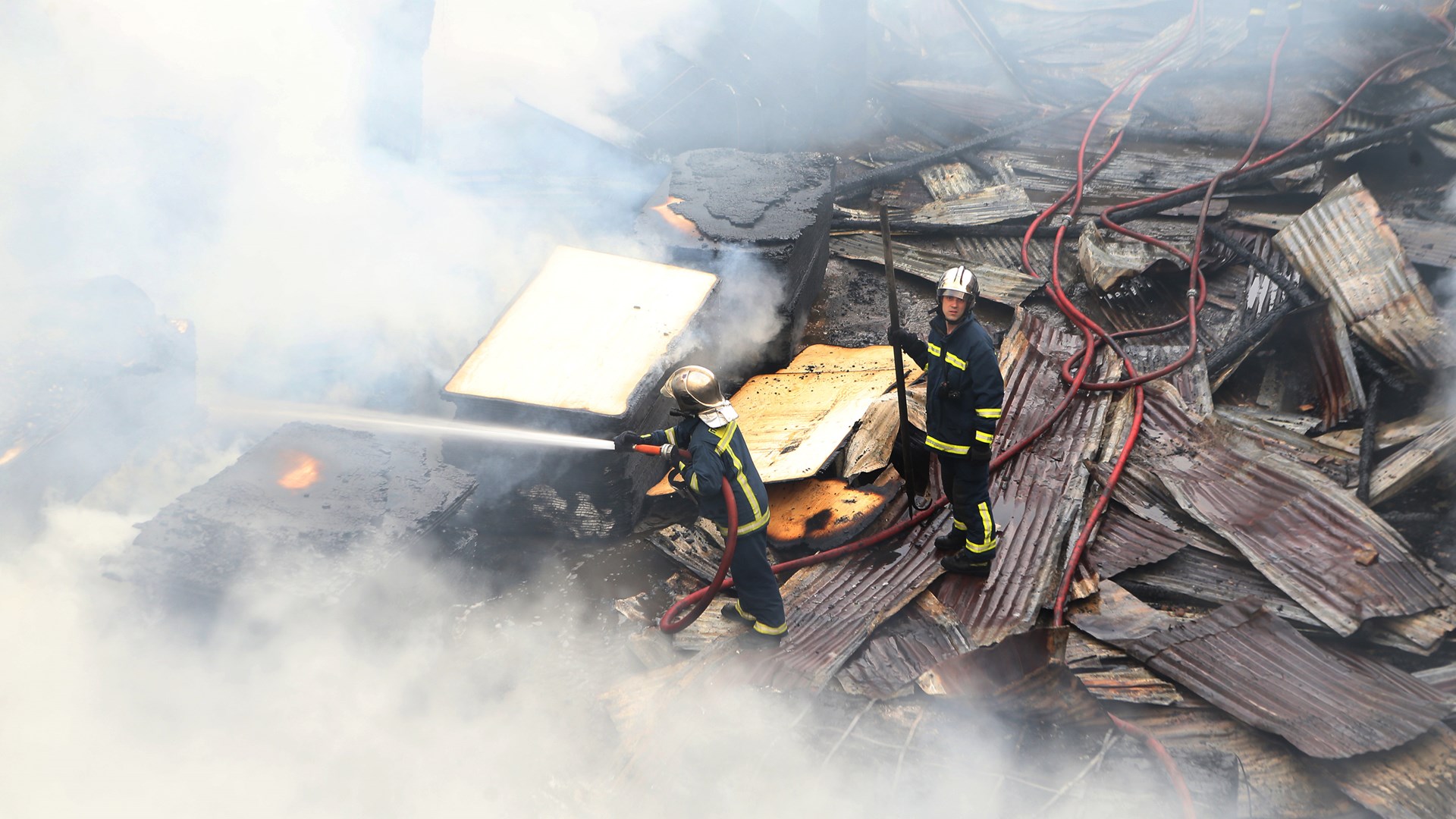 10 φωτογραφίες από την κατάσβεση της φωτιάς στη βιοτεχνία ξυλείας – ΦΩΤΟ