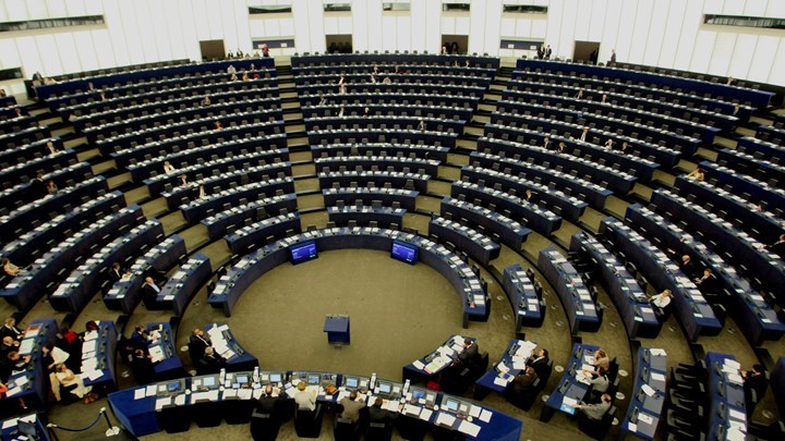 Πόρτα από τον Ντάισελμπλουμ στο Ευρωκοινοβούλιο για τη συζήτηση του ελληνικού προγράμματος