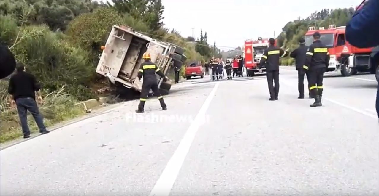 Η επιχείρηση απεγκλωβισμού του νεκρού οδηγού – ΦΩΤΟ – ΒΙΝΤΕΟ