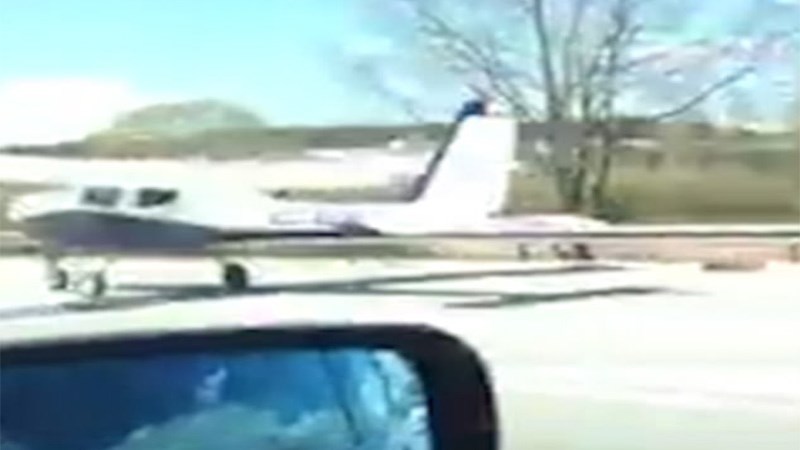 Δραματική προσγείωση αεροπλάνου σε αυτοκινητόδρομο – ΒΙΝΤΕΟ