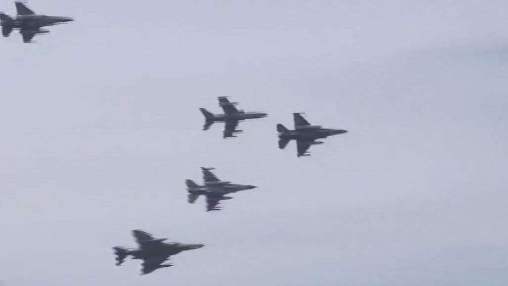 Εντυπωσιακές εικόνες από τη διέλευση των μαχητικών αεροσκαφών πάνω από την Ακρόπολη – ΒΙΝΤΕΟ