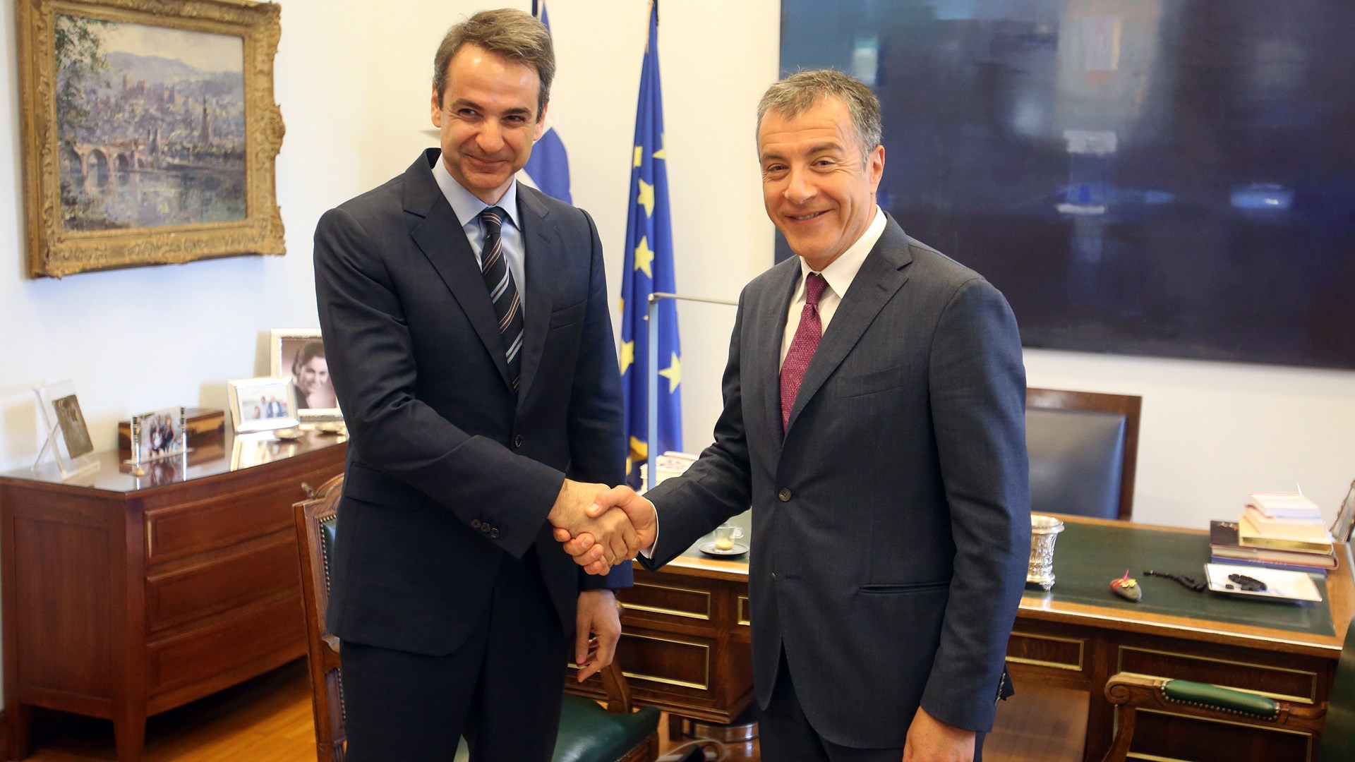 Το τετ α τετ Μητσοτάκη – Θεοδωράκη – ΦΩΤΟ