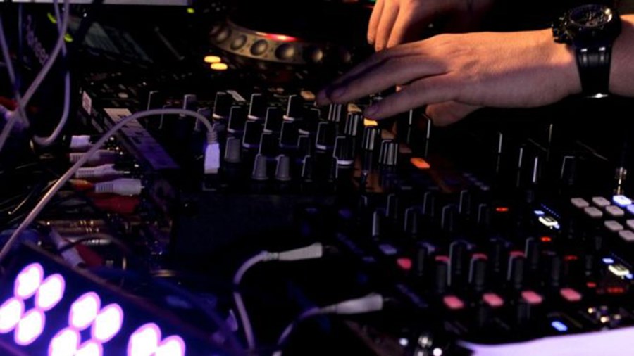Σάλος με τον DJ που έπαιξε το κάλεσμα για προσευχή των μουσουλμάνων σε dance remix – ΒΙΝΤΕΟ