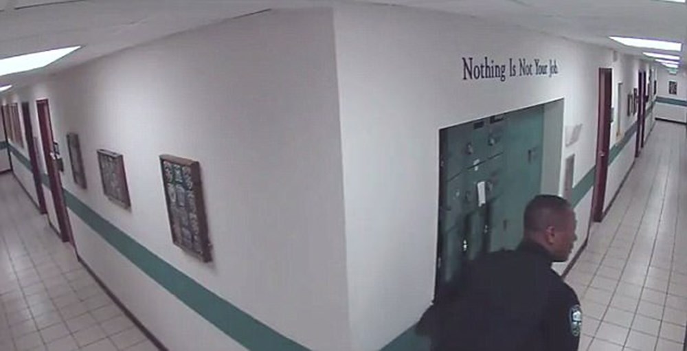 Η ξεκαρδιστική αντίδραση ενός αστυνομικού στη θέα ενός ποντικιού – ΒΙΝΤΕΟ