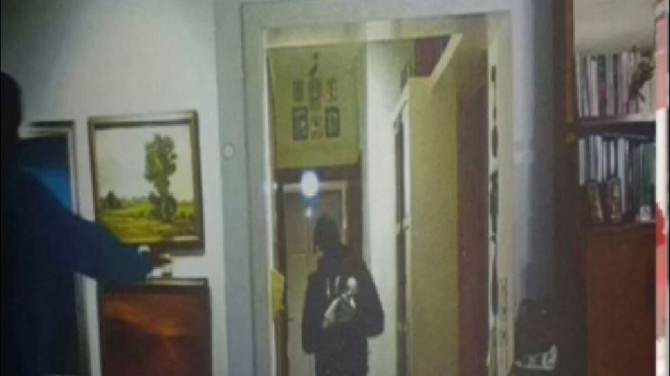 Φωτογραφία ντοκουμέντο – Αυτός είναι ο δράστης που κρυβόταν για 14 ώρες στη ντουλάπα – ΒΙΝΤΕΟ