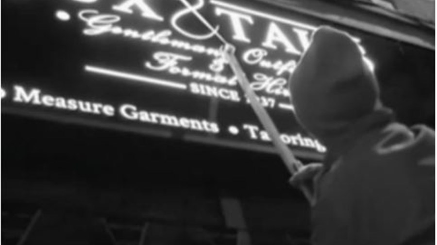 Ξυπνάει τη νύχτα και… διορθώνει τα ορθογραφικά λάθη σε πινακίδες – ΒΙΝΤΕΟ