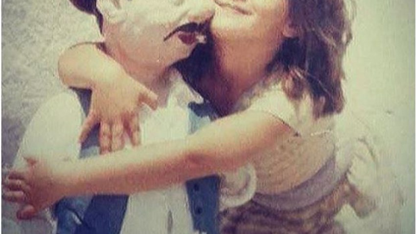 Αναγνωρίζετε το κοριτσάκι της φωτογραφίας; – Σήμερα είναι γνωστή τραγουδίστρια