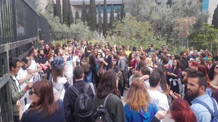Εγκλωβισμένοι οι υπάλληλοι στο υπουργείο Παιδείας λόγω διαμαρτυρίας αδιόριστων εκπαιδευτικών
