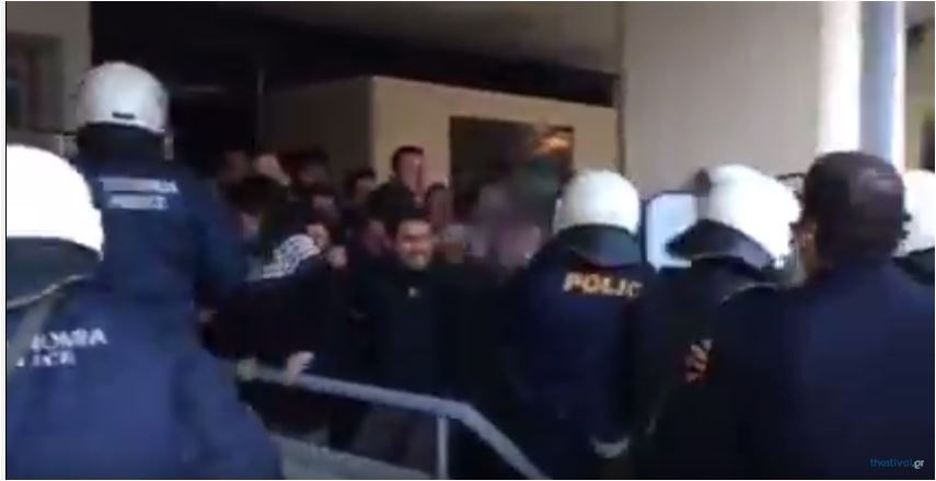 Επεισόδια μεταξύ φοιτητών και αστυνομικών δυνάμεων στο Πανεπιστήμιο Μακεδονίας – ΒΙΝΤΕΟ
